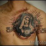 Fotó egy tetoválás ikonról - egy szűz a srác mellkasán