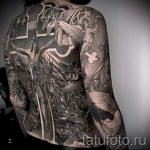 Fotó egy tetoválás ikonról - egy nagy kereszt és keresztre feszített Jézus az ember hátán