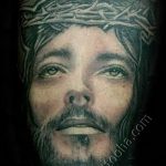 fotó a tetoválás ikonról - Jézus arca a feszületen
