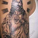 érdekes példa egy ikon tetoválására egy szent arccal