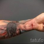 eredeti feszület tetoválás a kezén - fotó