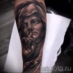 Fotó a tetoválás ikonról - Szűz ujjával az ajkain