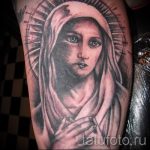 Fotó egy tetoválás ikonról egy szűzzel - példa a fotón
