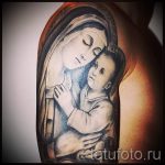 Szűz és baba - tetoválás ikon a fotón
