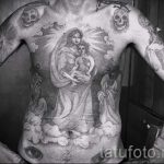 Tetoválás ikon a mellkason és a gyomorban - fotó