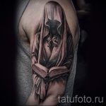 Fotó egy tetoválás ikonról - egy szűz, szerzetesi ruhában, zárt arccal