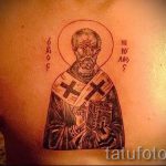 Egy szent arca, mint egy téma a tetováláson a törzsön - fotó példa