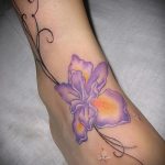 A kivitelezett írisz tetoválás egyedi változata - a rajz alkalmas a hátán lévő írisz tetováláshoz