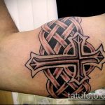 A kelta tetoválás # 835 a minta hűvös változata, amely sikeresen használható feldolgozásra és kelta tetoválásként történő alkalmazásra az alkaron