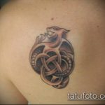 A kelta 18 -as tetoválás a minta hűvös változata, amely könnyen használható a kelta tetoválás karon történő feldolgozásához és alkalmazásához