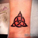 A kelta 329 -es tetoválás a minta érdekes változata, amely könnyen használható a kelta tetováláshoz a lábán