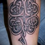 kelta 696 -os tetoválás - a minta egyedi változata, amely sikeresen használható az alkaron kelta tetoválásként történő átalakításra és alkalmazásra