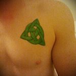 A kelta tetoválás # 432 a minta hűvös változata, amely sikeresen használható feldolgozásra és kelta tetoválásként történő alkalmazásra az alkaron