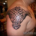 Kelta tetoválásszám 974 - a minta klassz változata, amely sikeresen használható kelta tetoválássá alakítására és alkalmazására sárkánynal