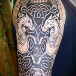 A kelta tetoválás # 961 a minta klassz változata, amely jól használható a finomításhoz és a kelta kereszt tetoválásként történő felhelyezéséhez