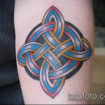 903 -as kelta tetoválás - a minta egyedi változata, amely sikeresen használható a kelta tetoválás átalakítására és alkalmazására a vállán
