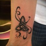 Kelta tetoválás №385 - a minta exkluzív változata, amely sikeresen használható a kelta tetoválásaként történő módosítására és alkalmazására a lábán