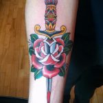 A meglévő tőr és rózsa tetoválás egyedi változata - a rajz alkalmas tőr és skarlát rózsa tetováláshoz