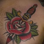 A tőr és a rózsatetoválás klassz változata - a rajz alkalmas tőrre, rózsa és koponya tetoválásra