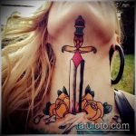 A meglévő tőr és a rózsatetoválás klassz változata - a rajz alkalmas tőr és skarlát rózsás tetováláshoz