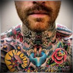 A kész tőr és a rózsatetoválás remek példája - a rajz alkalmas tőr és skarlát rózsa tetováláshoz