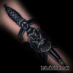 Eredeti példa tőről és rózsatetoválásról - a rajz alkalmas tőr, rózsa és koponya tetoválására