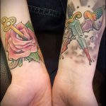 Érdekes példa a tőr és a rózsatetoválás készítésére - a rajz alkalmas tőrre és skarlátvörös rózsatetoválásra