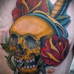 A kész tőr és rózsa tetoválás egyedi változata - a rajz alkalmas tőr és skarlát rózsa tetováláshoz