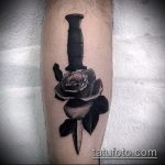 A tőr és a rózsatetoválás remek példája - a rajz alkalmas tőrhöz és skarlátvörös rózsatetováláshoz