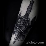 A tőr és a rózsa kész tetoválásának érvényes változata - a rajz alkalmas egy tőr és egy fehér rózsa tetoválására