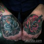 A tetovált tőr és a rózsa hűvös változata - a rajz alkalmas tőr és skarlát rózsa tetováláshoz