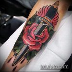 Egy meglévő tőr és rózsa tetoválás egyedülálló példája - a rajz alkalmas tőr, valamint rózsa és koponya tetováláshoz