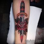 Eredeti példa egy meglévő tetovált tőrre és egy rózsára - a rajz alkalmas egy tőr és egy fehér rózsa tetoválására