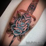 A kész tőr és a rózsatetoválás remek példája - a rajz alkalmas tőrhöz és skarlátvörös rózsatetováláshoz