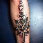 Az alkalmazott tetoválás tőr és rózsa egyedi változata - a rajz alkalmas tőr és skarlát rózsa tetováláshoz