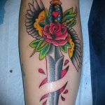 A tetovált tőr és a rózsa hűvös változata - a rajz alkalmas tőr és skarlát rózsa tetováláshoz