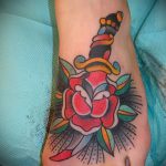 A meglévő tőr és rózsa tetoválás érdekes változata - a rajz alkalmas tőr és fehér rózsa tetováláshoz