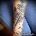 Eredeti példa egy meglévő tetovált tőrre és egy rózsára - a rajz alkalmas egy tőr és egy fehér rózsa tetoválására