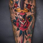 A tetovált tőr és a rózsa remek példája - a rajz alkalmas tőr, rózsa és koponya tetoválására