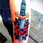 A tőr és a rózsa meglévő tetoválásának érdekes változata - a rajz alkalmas egy tőr és egy fehér rózsa tetoválására