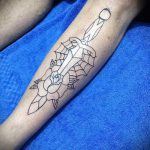 A tőr és a rózsatetoválás egyedi példája - a rajz alkalmas tőr és fehér rózsa tetováláshoz