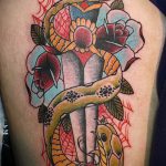 A meglévő tőr és a rózsatetoválás remek példája - a rajz alkalmas tőr és fehér rózsa tetováláshoz