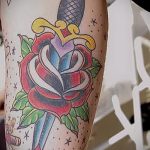 A meglévő tőr és rózsa tetoválás érvényes példája - a rajz alkalmas tőr, rózsa és koponya tetováláshoz