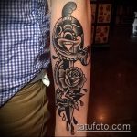 A tetovált tőr és a rózsa hűvös változata - a rajz alkalmas tőr és skarlát rózsa tetováláshoz