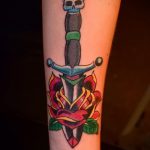 Érdekes példa a tőr és a rózsatetoválás készítésére - a rajz alkalmas tőr és fehér rózsa tetováláshoz