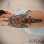 A kész tőr és a rózsatetoválás klassz változata - a rajz alkalmas tőr, rózsa és koponya tetováláshoz