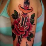 A kivitelezett tetovált tőr és rózsa tesztverziója - a rajz alkalmas tőr és skarlát rózsa tetoválására