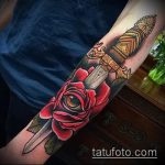 Érdekes példa a tetovált tőrre és a rózsára - a rajz alkalmas tőr, rózsa és koponya tetoválására