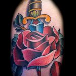 A tőr és a rózsa kész tetoválásának eredeti változata - a rajz alkalmas egy tőr és egy skarlát rózsa tetoválására