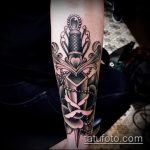 A meglévő tőr és rózsa tetoválás remek példája - a rajz alkalmas tőr és fehér rózsa tetováláshoz